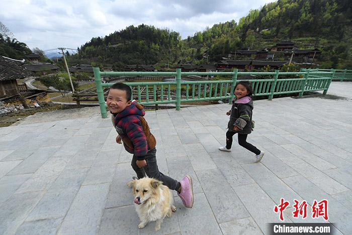 图为罗家坨苗寨内的孩子。<a target='_blank' href='http://www.chinanews.com/'>中新社</a>记者 陈超 摄 图为罗家坨苗寨内的孩子。<a target='_blank' href='http://www.chinanews.com/'>中新社</a>记者 陈超 摄